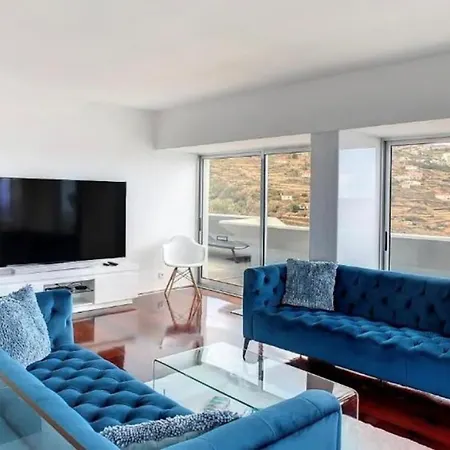 Апартаменты Luxurious Penthouse Direct At Sea *