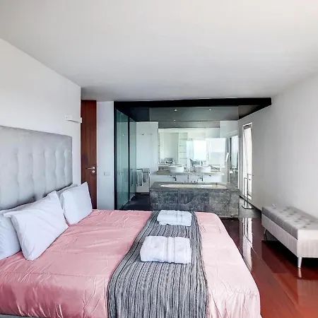 Luxurious Penthouse Direct On Sea דירה *