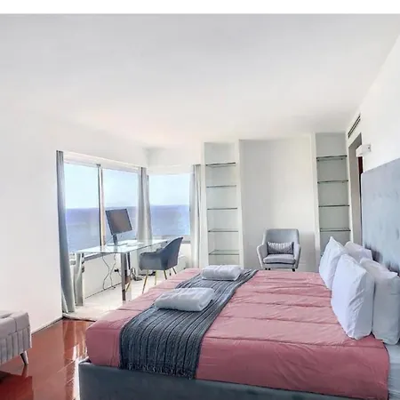 Luxurious Penthouse Direct On Sea דירה *