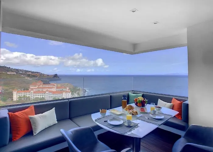 Luxurious Penthouse Direct On Sea