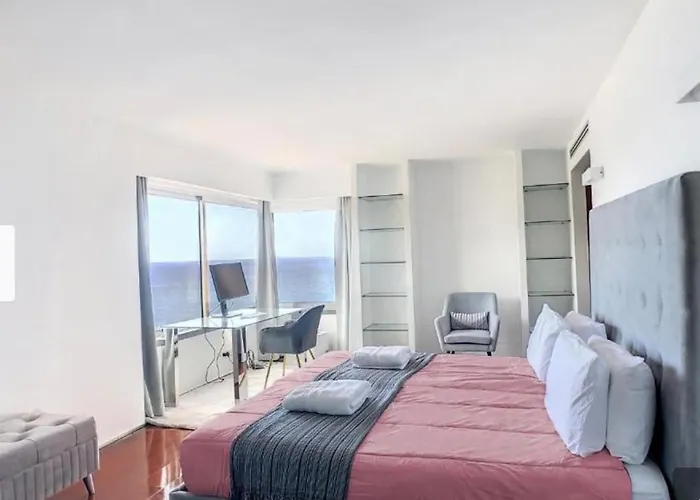 Luxurious Penthouse Direct On Sea Apartmán *